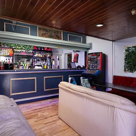 100 Pipers Hotel-3